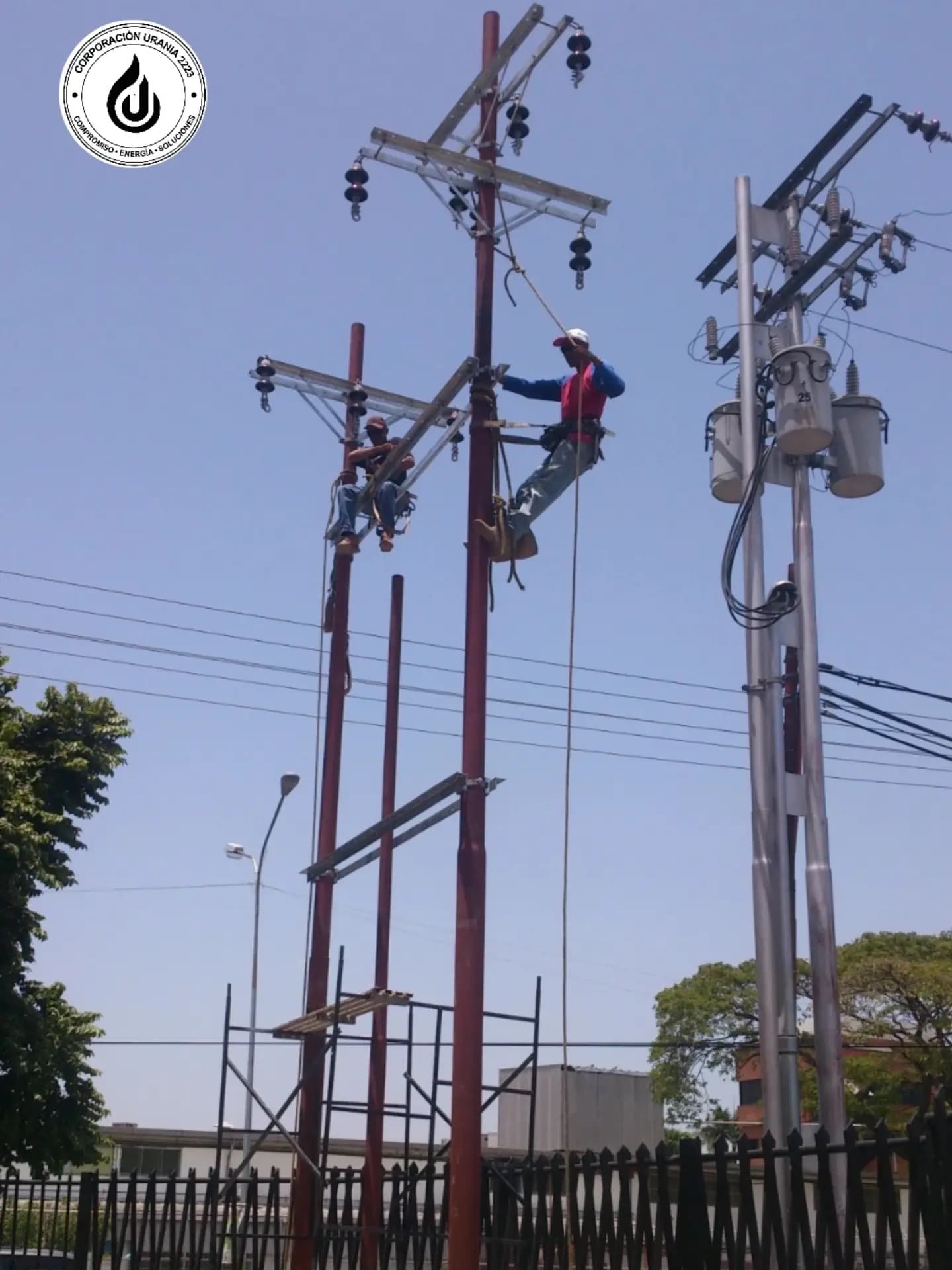 Cuadrilla trabajando en altura sobre la postería durante el montaje de la estructura del banco