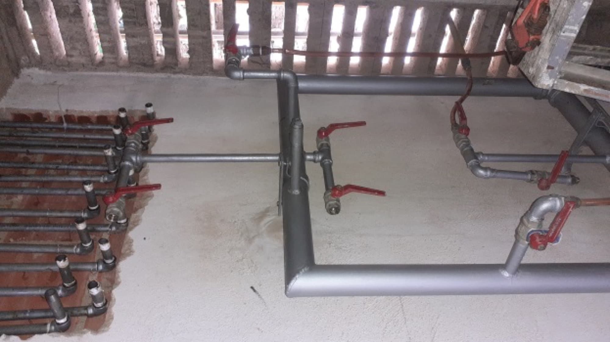 Múltiple de medición de gas con válvulas de corte, instalado en caseta técnica