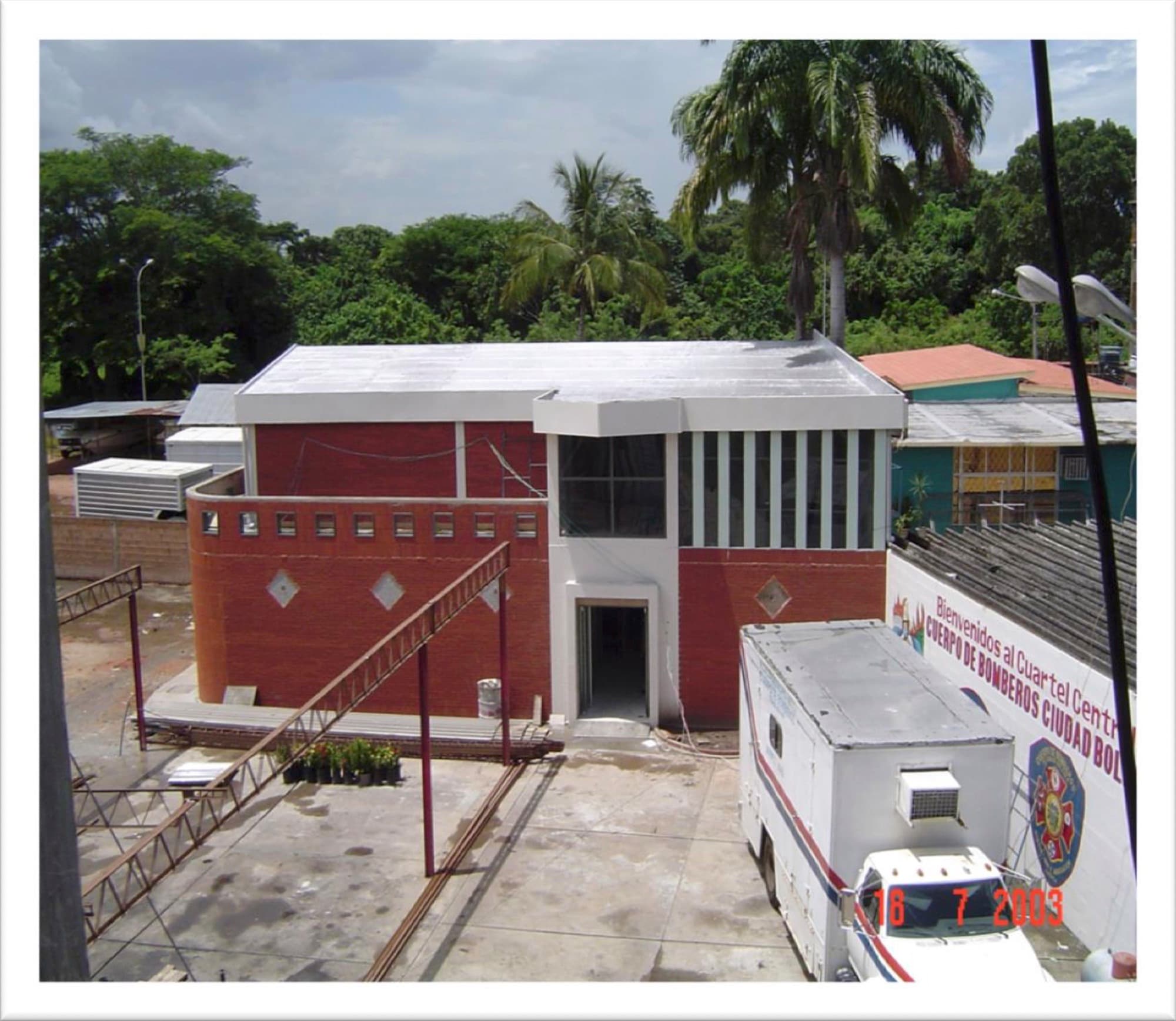 Edificación del ambulatorio en obra gris, con la fachada curva de ladrillo a la vista